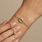 Bracelet chaîne en or jaune 18k cauri pavé de pierres - bijou porté par une mannequin