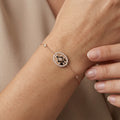 Bracelet chaîne en or rose 18k plaque ovale sertie, pierre verte - bijou porté par une mannequin