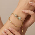 Bracelet chaîne en or jaune 18k tête de jaguar sertie de pierres - bijou porté par une mannequin