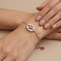 Bracelet chaîne en or rose 18k médaille ovale sertie - bijou porté par une mannequin