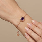 Bracelet chaîne en or rose 18k pierre violette rectangulaire sertie - bijou porté par une mannequin