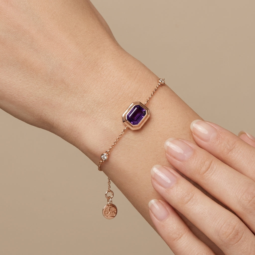 Bracelet chaîne en or rose 18k pierre violette rectangulaire sertie - bijou porté par une mannequin