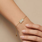 Bracelet chaîne en or jaune 18k plaque pavée de pierres - bijou porté par une mannequin