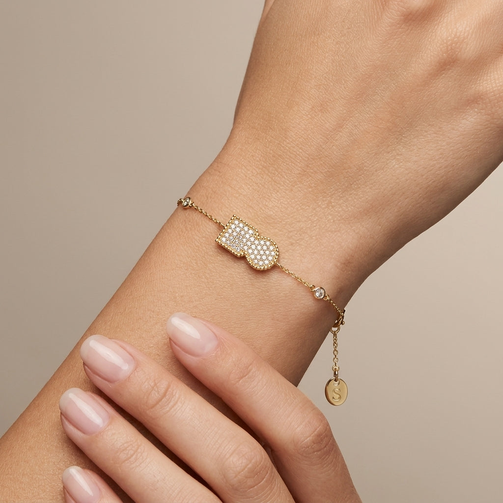 Bracelet chaîne en or jaune 18k motif pavé de pierres - bijou porté par une mannequin