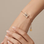 Bracelet chaîne en or rose 18k plaque rectangulaire sertie - bijou porté par une mannequin