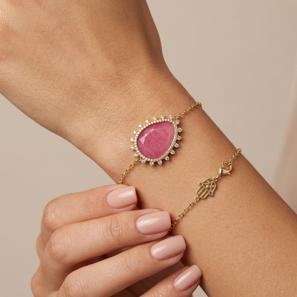 Bracelet chaîne en or jaune 18k pierre rose entourage serti - bijou porté par une mannequin