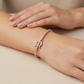 Bracelet jonc fin en or rose 18k serti de pierres - bijou porté par une mannequin