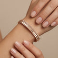 Bracelet jonc en or rose 18k motif baguettes - bijou porté par une mannequin