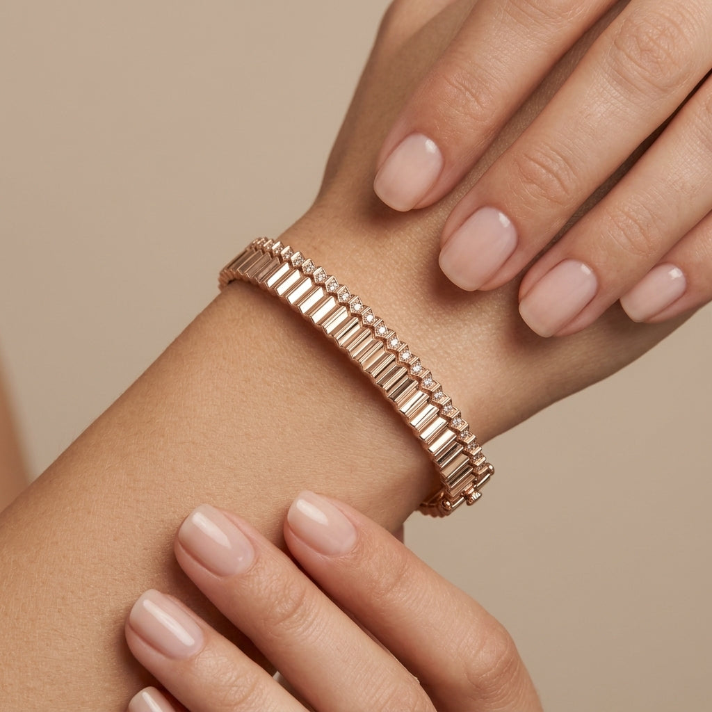 Bracelet jonc en or rose 18k motif baguettes - bijou porté par une mannequin
