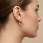 Boucles d'oreilles mini créoles en or jaune 18k - bijou porté par une mannequin