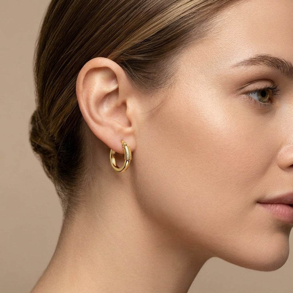 Boucles d'oreilles mini créoles en or jaune 18k - bijou porté par une mannequin