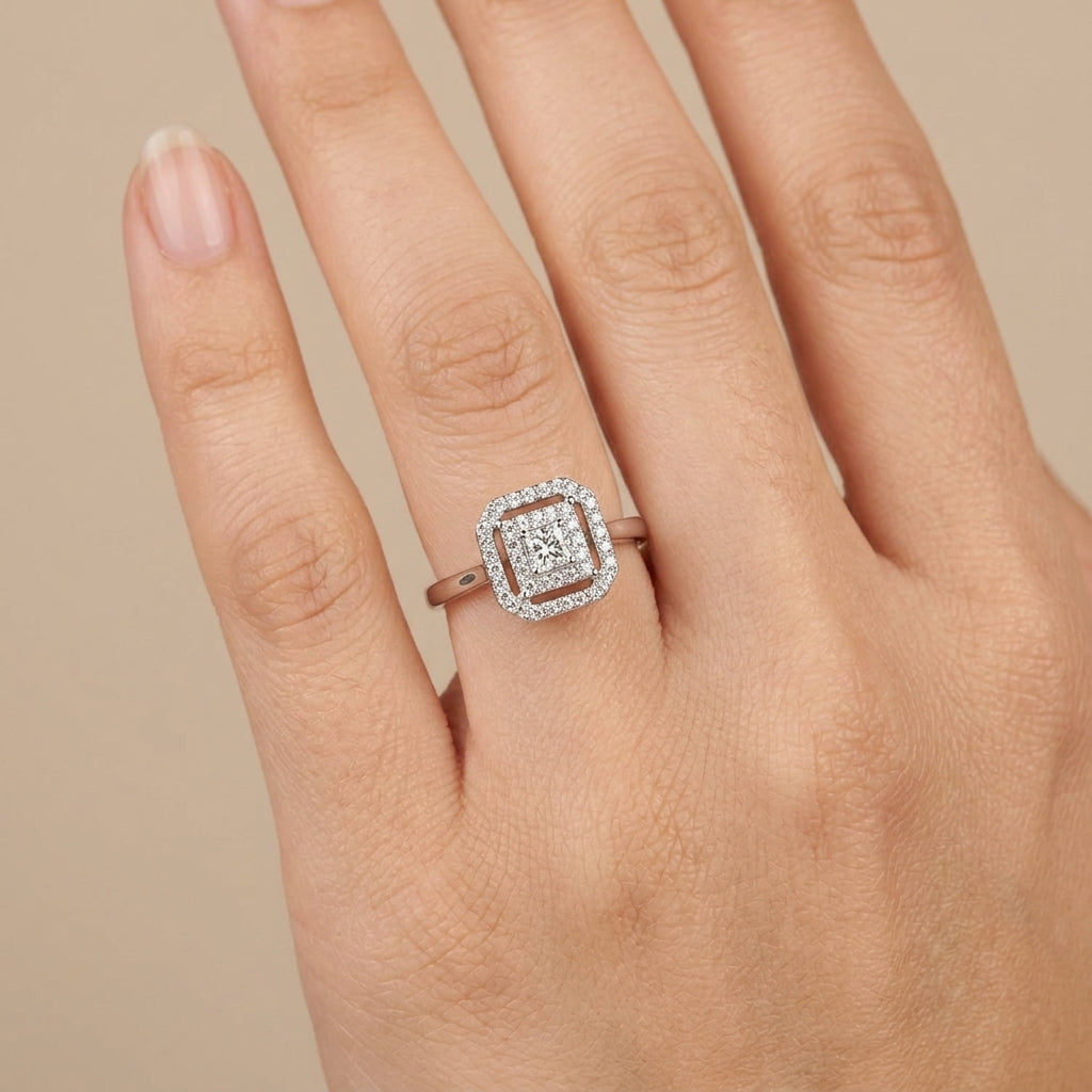 Bague solitaire pierre carrée en or blanc 18k - bijou porté par une mannequin