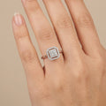 Bague solitaire pierre carrée en or blanc 18k - bijou porté par une mannequin