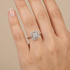 Bague solitaire pierre carrée en or blanc 18k - bijou porté par une mannequin