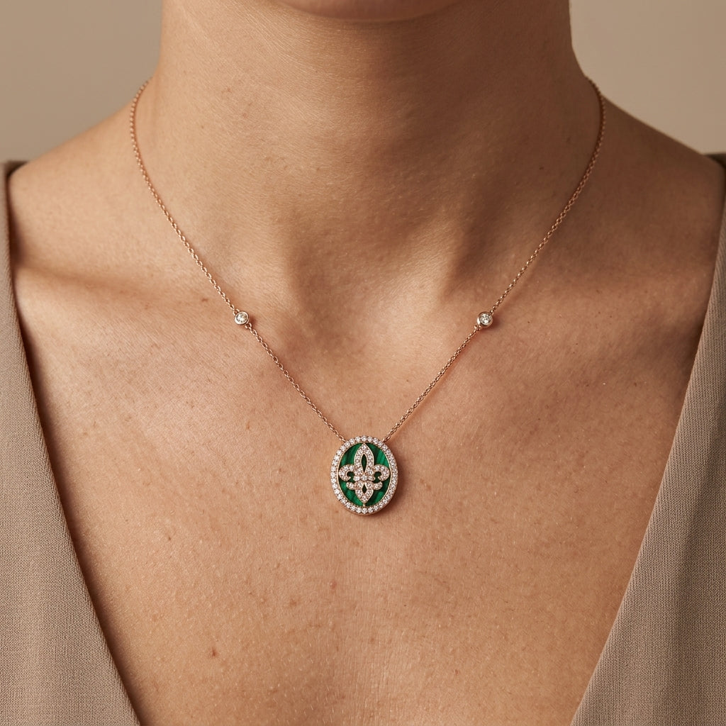 Collier en or rose 18k pendentif rond fleur de lys serti, pierres vertes - bijou porté par une mannequin