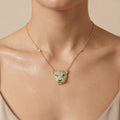 Collier en or jaune 18k pendentif tête de jaguar sertie de pierres - bijou porté par une mannequin