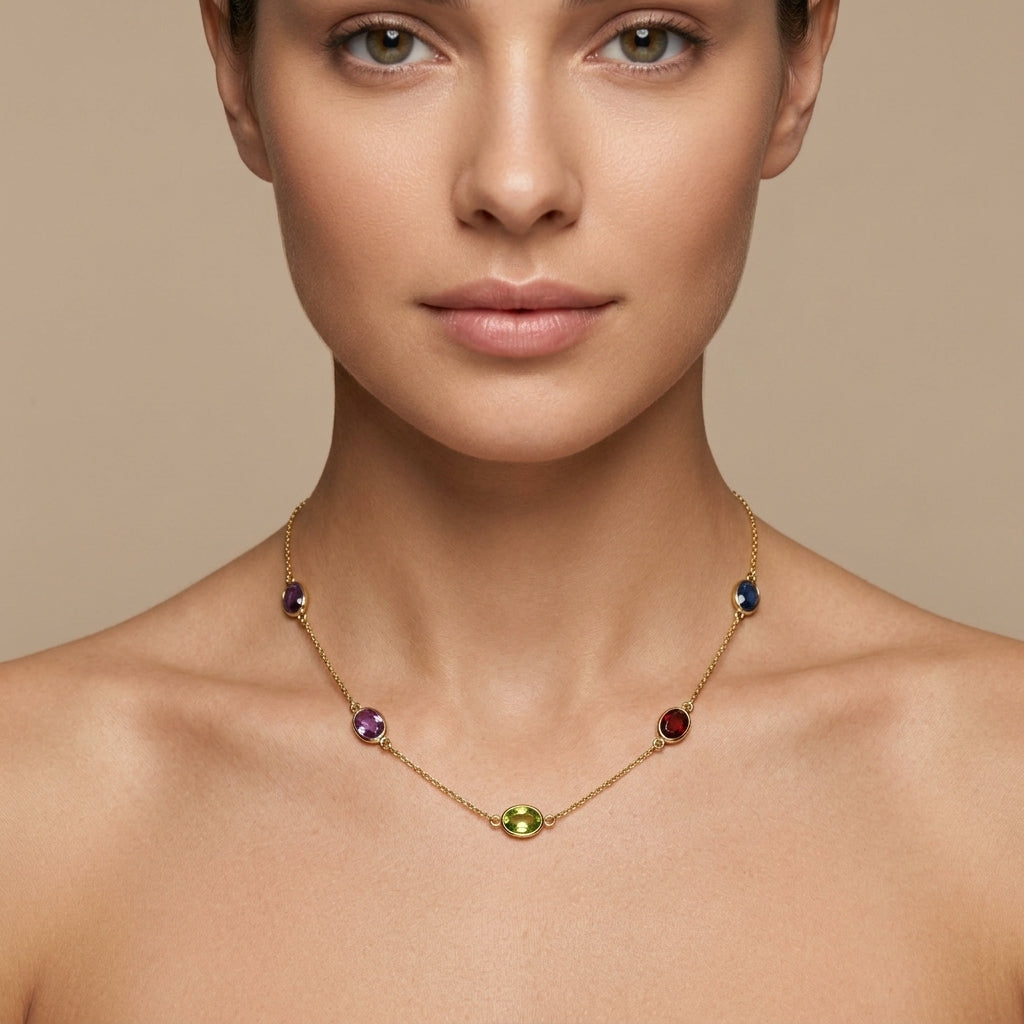 Collier en or jaune 18k pierres de couleur serties en station - bijou porté par une mannequin