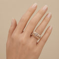 Bague anneau en or rose 18k serti de pierres, motif ajouré - bijou porté par une mannequin