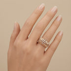 Bague anneau en or rose 18k serti de pierres, motif ajouré - bijou porté par une mannequin