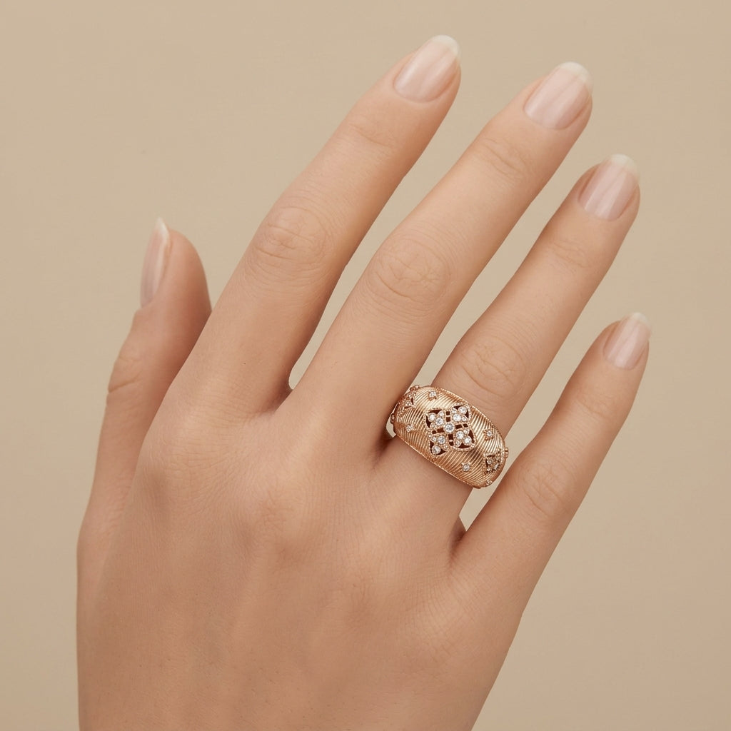 Bague anneau en or rose 18k serti de pierres, motif ajouré - bijou porté par une mannequin