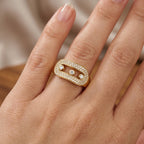 Bague en or jaune 18k ovale serti, pierre mobile - bijou porté par une mannequin