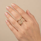 Bague en or jaune 18k motif fleurs pavées de pierres, anneau V - bijou porté par une mannequin