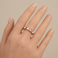 Bague anneau en or rose 18k maille tressée - bijou porté par une mannequin