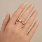 Bague anneau en or rose 18k maille tressée - bijou porté par une mannequin