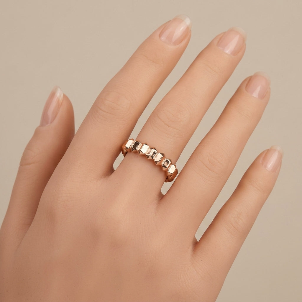 Bague anneau en or rose 18k maille tressée - bijou porté par une mannequin