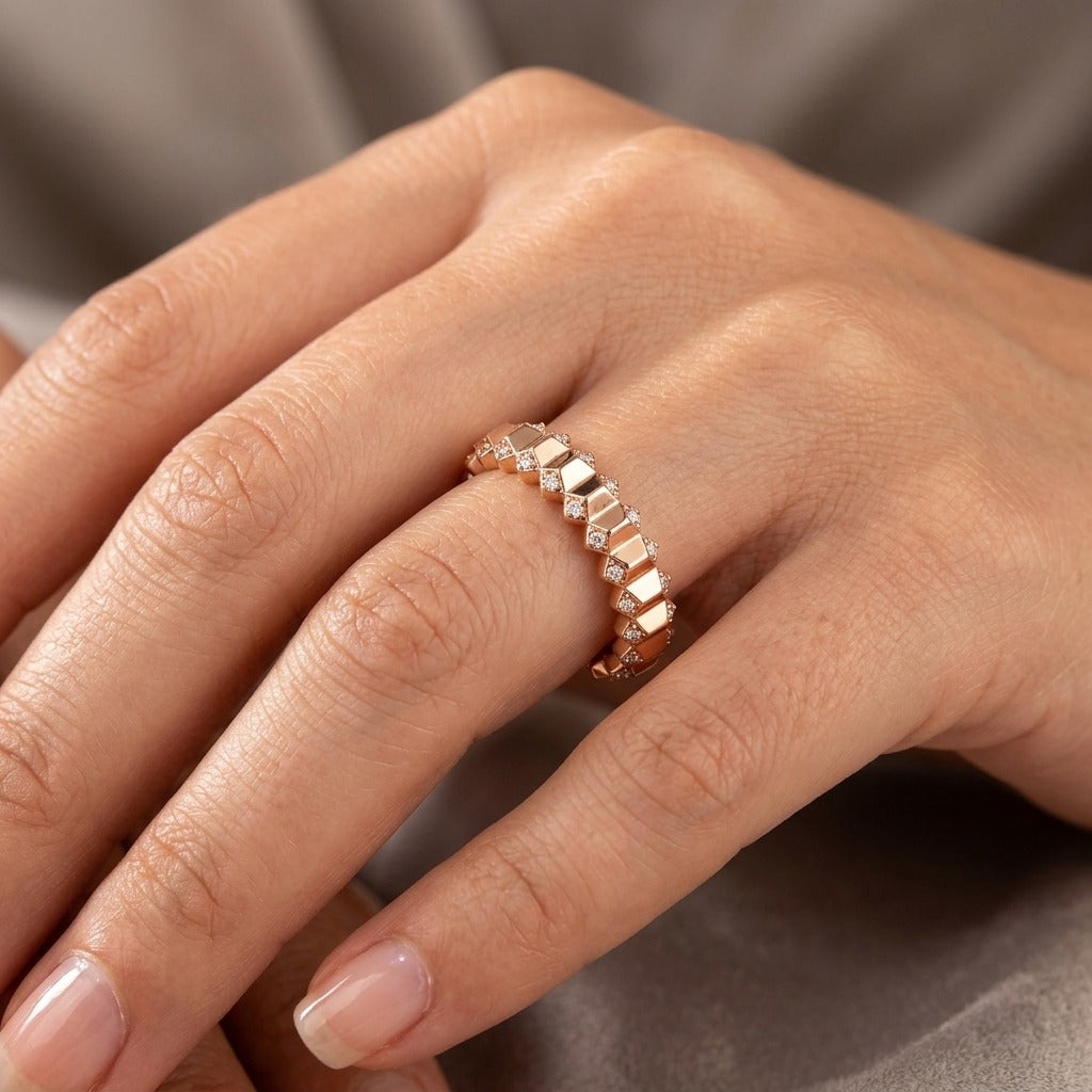 Bague anneau en or rose 18k serti de pierres, motif cœurs - bijou porté par une mannequin