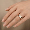 Bague anneau en or rose 18k serti de pierres, motif entrelacé - bijou porté par une mannequin