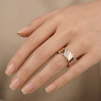 Bague anneau en or rose 18k serti de pierres, motif entrelacé - bijou porté par une mannequin