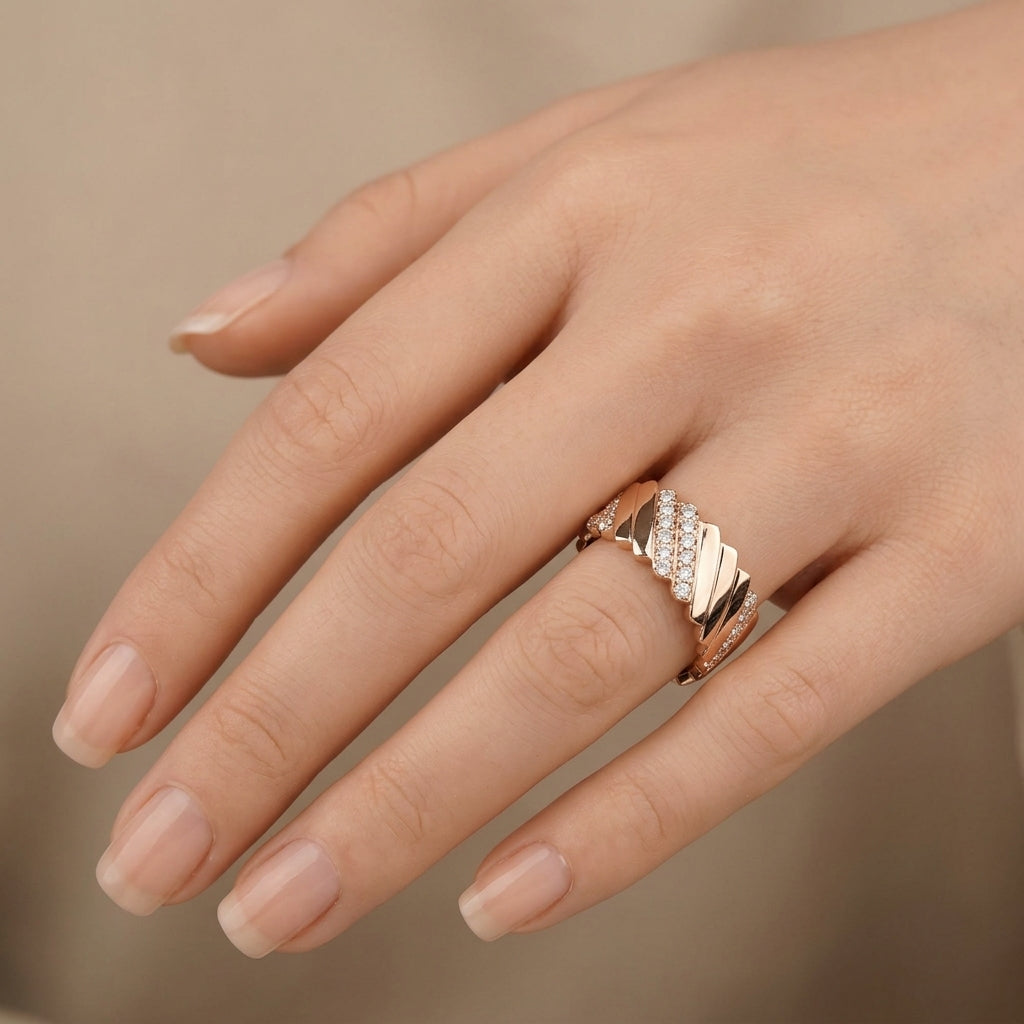 Bague anneau en or rose 18k serti de pierres, motif entrelacé - bijou porté par une mannequin