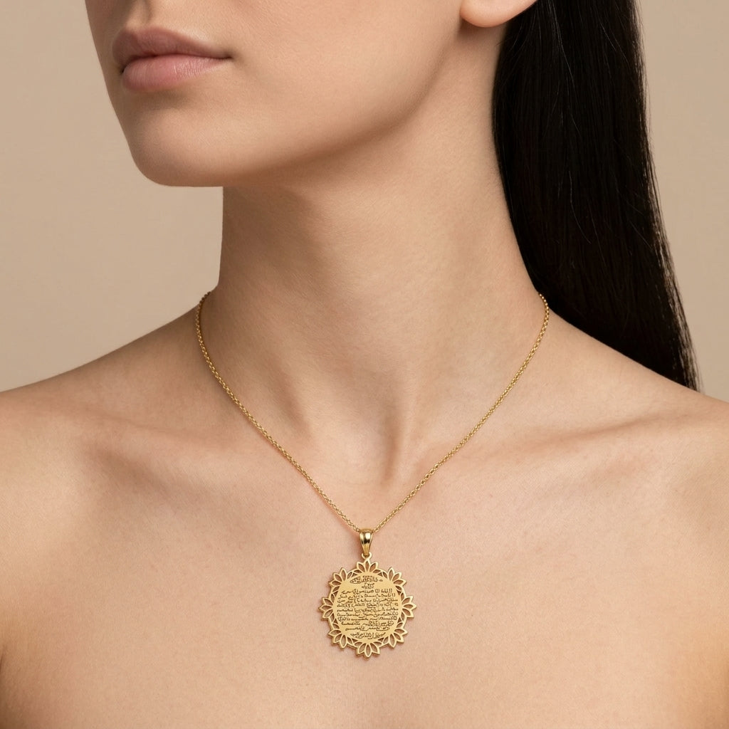 Pendentif médaille ronde ajourée en or jaune 18k gravée d'une sourate - bijou porté par une mannequin
