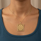 Pendentif plaque carrée ajourée en or jaune 18k gravée d'une sourate - bijou porté par une mannequin