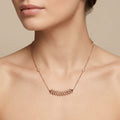 Collier en or rose 18k barrette cloutée sertie, motif clash - bijou porté par une mannequin