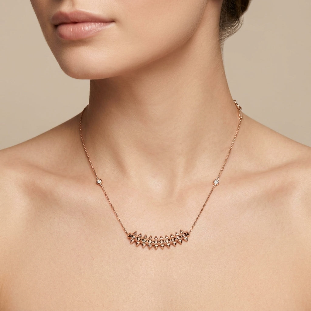 Collier en or rose 18k barrette cloutée sertie, motif clash - bijou porté par une mannequin