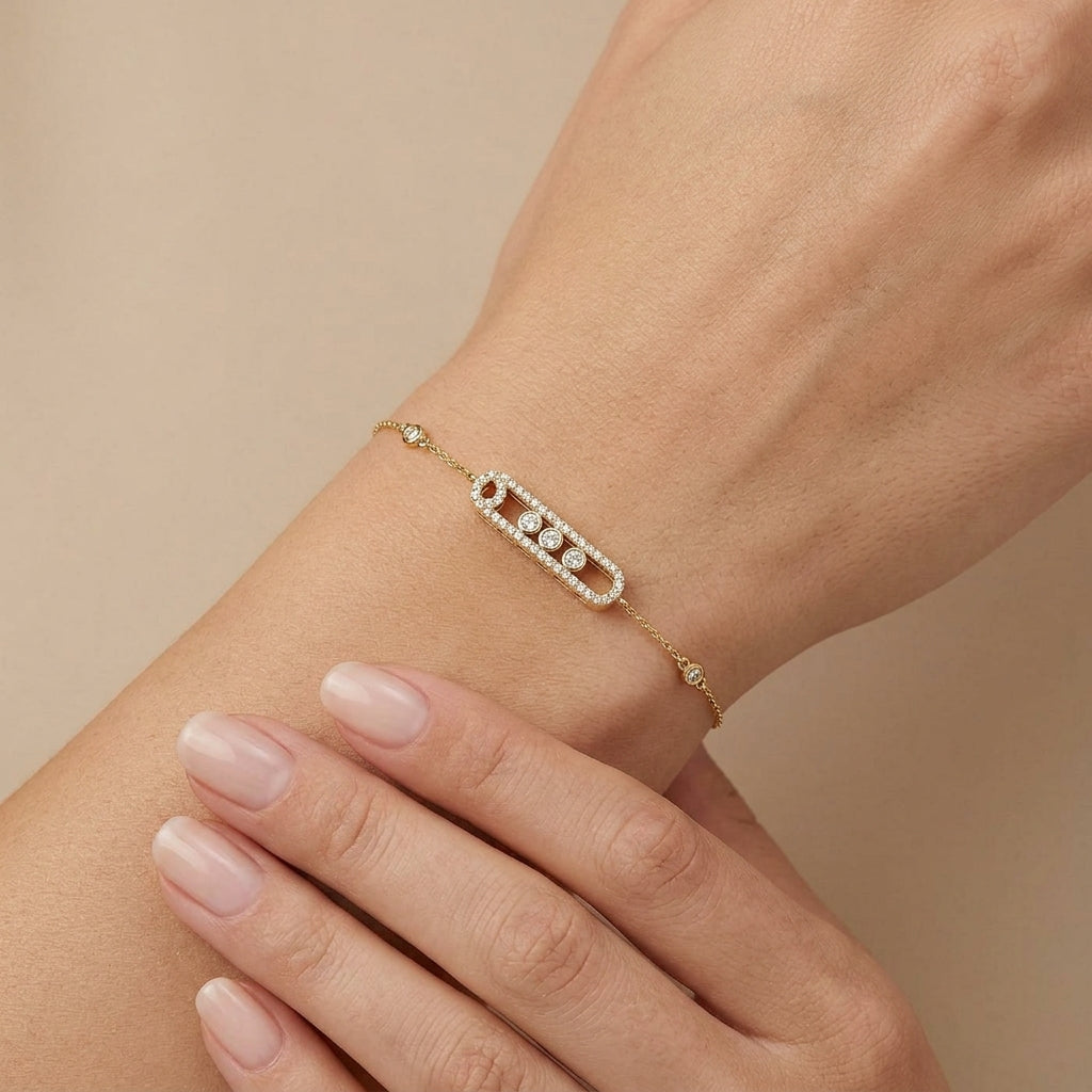 Bracelet chaîne en or jaune 18k plaque ovale sertie, pierres mobiles - bijou porté par une mannequin
