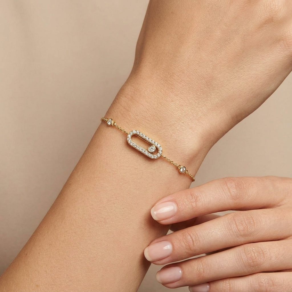 Bracelet chaîne en or jaune 18k plaque ovale sertie, pierre mobile - bijou porté par une mannequin