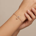 Bracelet chaîne en or rose 18k plaque ovale, pierre mobile - bijou porté par une mannequin