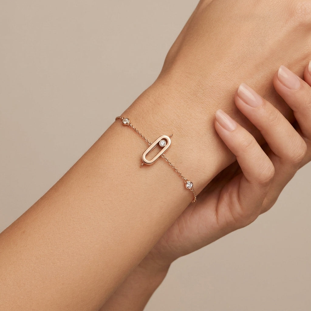 Bracelet chaîne en or rose 18k plaque ovale, pierre mobile - bijou porté par une mannequin