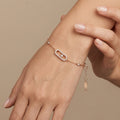Bracelet chaîne en or rose 18k plaque ovale sertie, pierre mobile - bijou porté par une mannequin