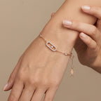 Bracelet chaîne en or rose 18k plaque ovale sertie, pierre mobile - bijou porté par une mannequin