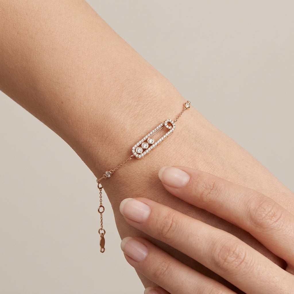 Bracelet chaîne en or rose 18k plaque ovale sertie, pierres mobiles - bijou porté par une mannequin