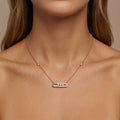 Collier en or rose 18k pendentif ovale serti, pierres mobiles - bijou porté par une mannequin