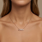 Collier en or rose 18k pendentif ovale serti, pierres mobiles - bijou porté par une mannequin