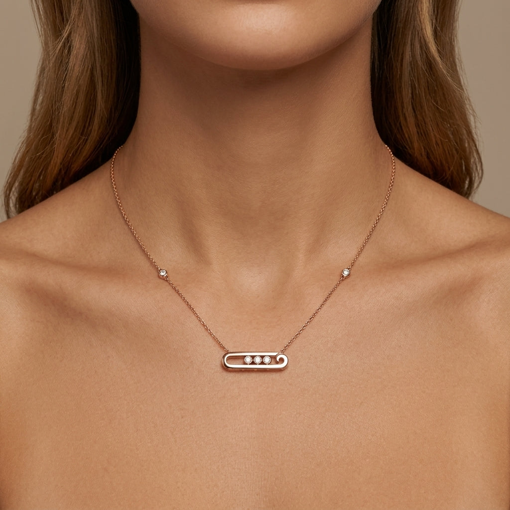 Collier en or rose 18k pendentif ovale serti, pierres mobiles - bijou porté par une mannequin
