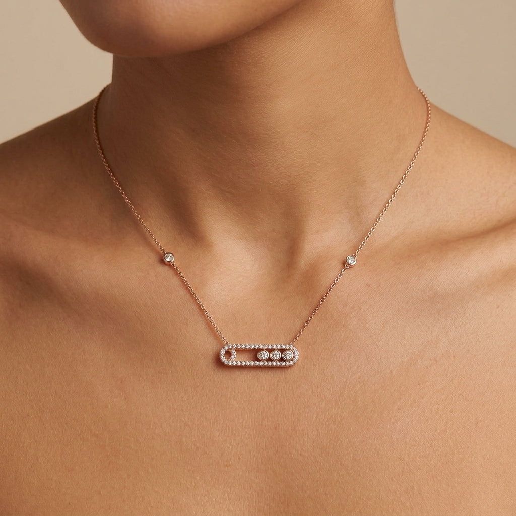 Collier en or rose 18k pendentif ovale serti, pierres mobiles - bijou porté par une mannequin
