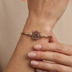 Bracelet jonc boulhya en or rose 18k rosace sertie de pierres - bijou porté par une mannequin