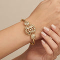Bracelet jonc boulhya en or jaune 18k rosaces ajourées serties - bijou porté par une mannequin